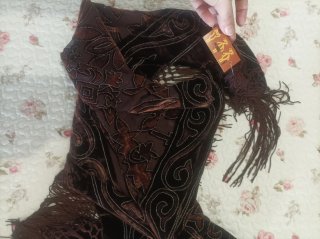 Pañuelo toquilla marrón con flecos y bordado