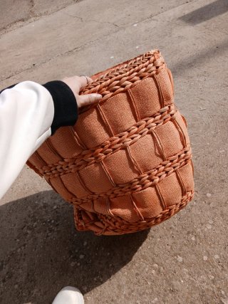 Cesto de mimbre y tela naranja