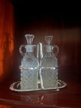 Aceitera de cristal tallado con soporte