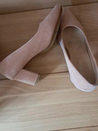 Zapatos de tacón rosa ante