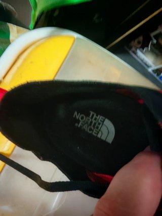 Zapatillas The North Face Negras y Rojas