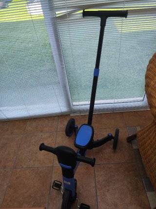 Triciclo infantil azul y negro