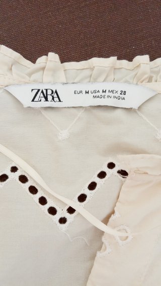 Camisa Zara bordada T.M. crema