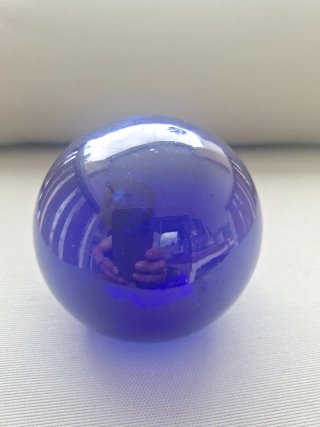 Jarrón de vidrio soplado azul decorativo