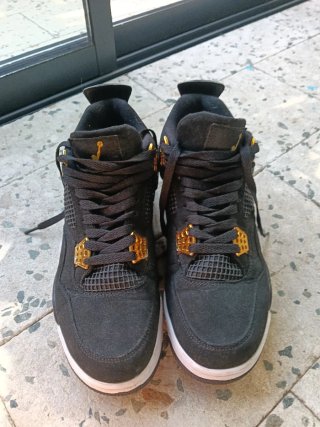 Jordan 4 Negro y Dorado