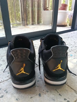 Jordan 4 Negro y Dorado