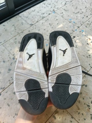 Jordan 4 Negro y Dorado