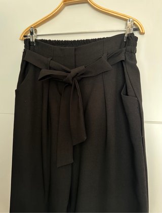 Pantalón negro con cinturón