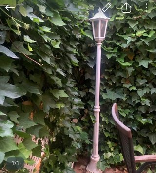 Farola alta de jardín blanca