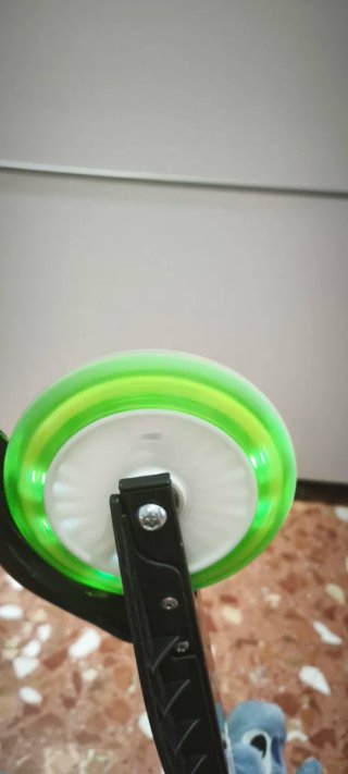 Coche a batería, bici y patinete con luces