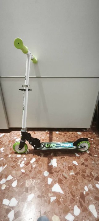 Coche a batería, bici y patinete con luces