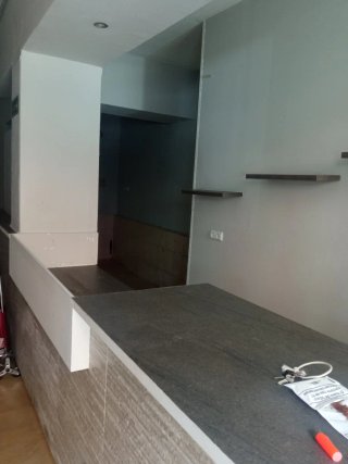 Se alquila local comercial, en Parla zona Reyes