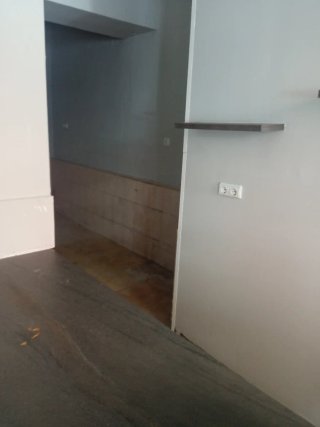 Se alquila local comercial, en Parla zona Reyes
