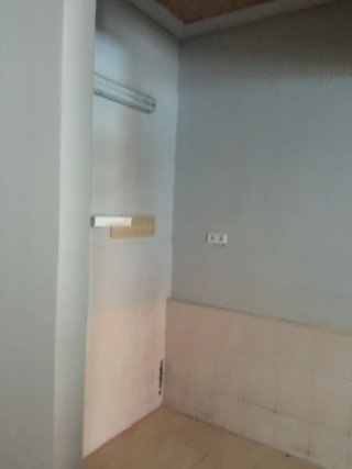 Se alquila local comercial, en Parla zona Reyes