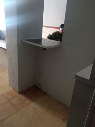 Se alquila local comercial, en Parla zona Reyes