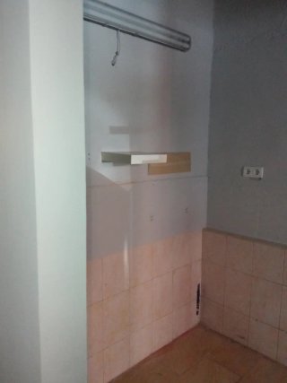 Se alquila local comercial, en Parla zona Reyes