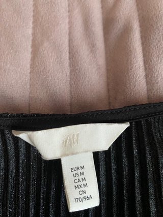 Vestido negro brillante con cinturón