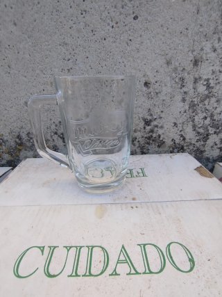 Copas, jarras y vasos de cristal