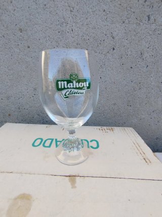 Copas, jarras y vasos de cristal