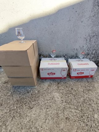 Copas, jarras y vasos de cristal