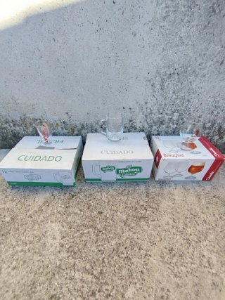 Copas, jarras y vasos de cristal