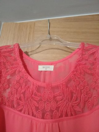 Vestido fiesta color coral, encaje suave.