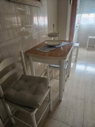 Taburete de cocina blanco con asiento de tela