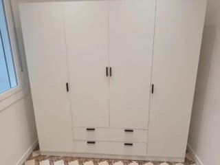 Armario de madera con cajones