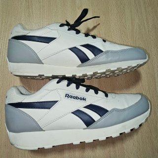 Zapatillas Reebok Blancas y motivos azules-grises.