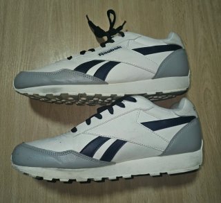 Zapatillas Reebok Blancas y motivos azules-grises.