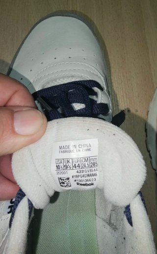 Zapatillas Reebok Blancas y motivos azules-grises.