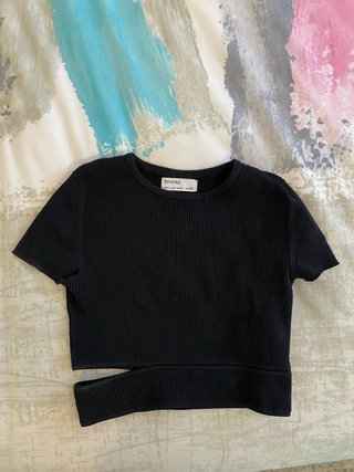 Camiseta negra con raja lateral