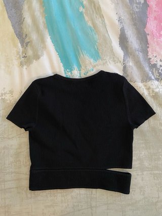 Camiseta negra con raja lateral