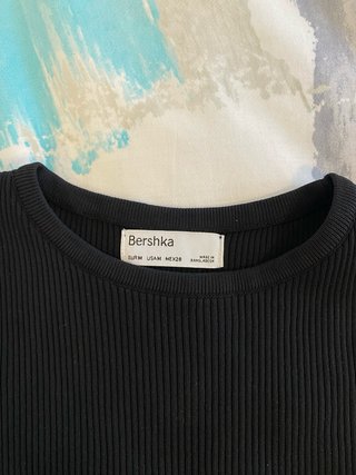 Camiseta negra con raja lateral