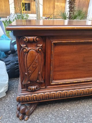 Cassapanca in legno intagliato