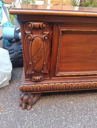Cassapanca in legno intagliato