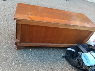 Cassapanca in legno intagliato