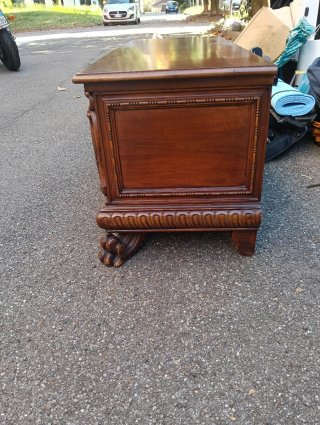 Cassapanca in legno intagliato