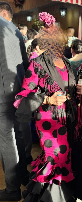 Traje de flamenca buganvilla con lunares negros