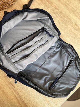 Mochila azul con compartimento para portátil