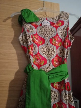 Vestido estampado floral con cinturón