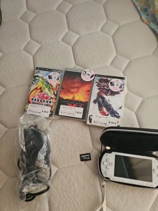 PSP 1000 Blanca con Funda y Micro SD