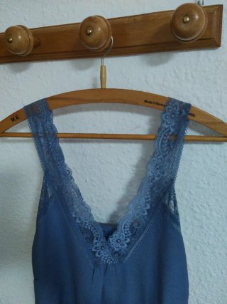 Blusa azul con encaje