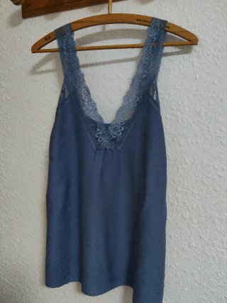 Blusa azul con encaje
