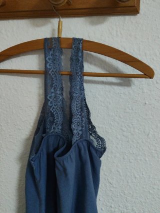 Blusa azul con encaje