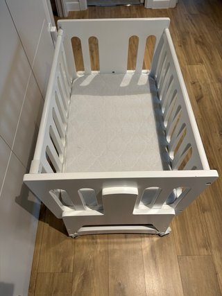 Minicuna blanca con ruedas