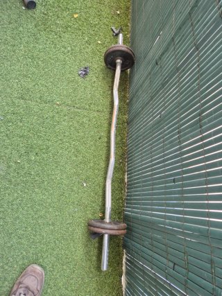 Equipo de gimnasio: pesas y bicicleta