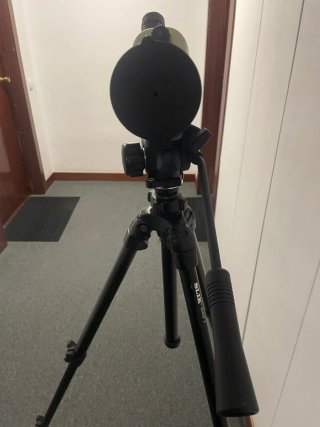 Telescopio Nikon con trípode