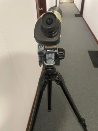 Telescopio Nikon con trípode