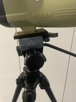 Telescopio Nikon con trípode
